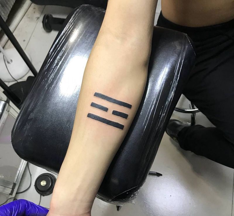三道杠纹身图片