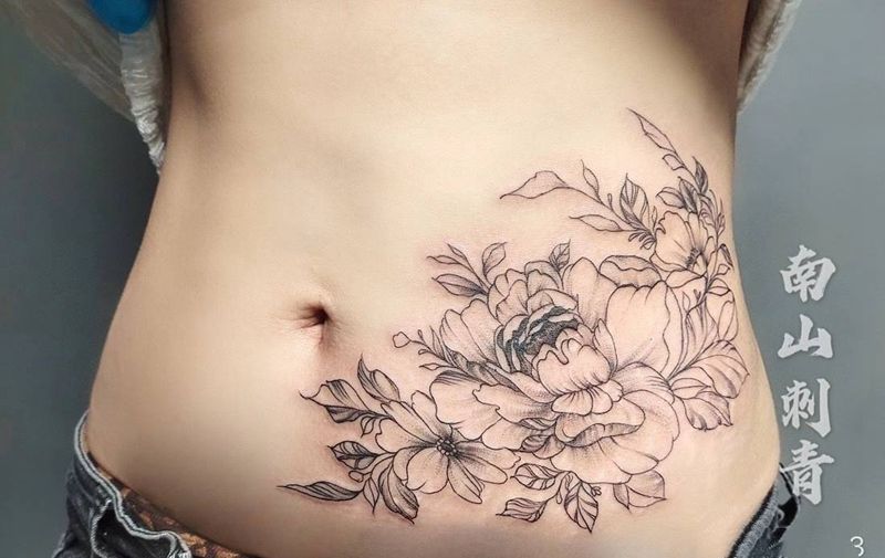 素花纹身图片_胸部腹部点刺几何纹身图案