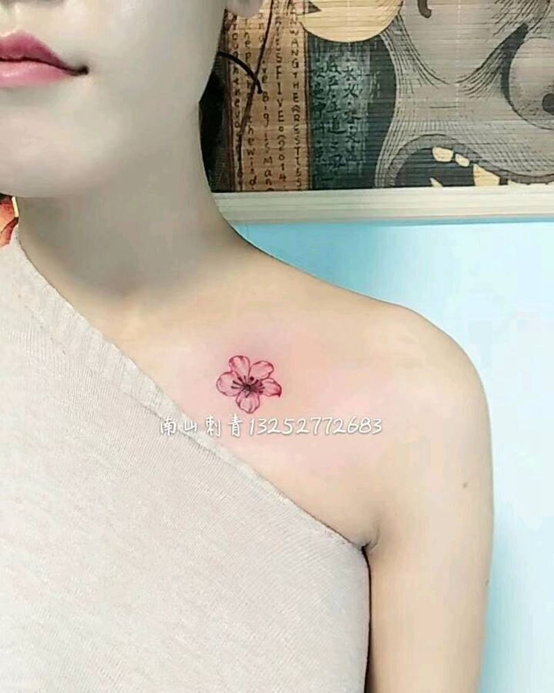 花纹身图片_胸部肩部水彩New School纹身图案