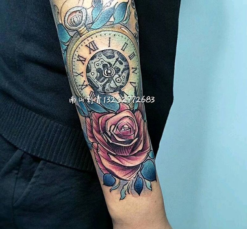 怀表纹身图片_手部手臂Old School欧美写实怀表纹身图案