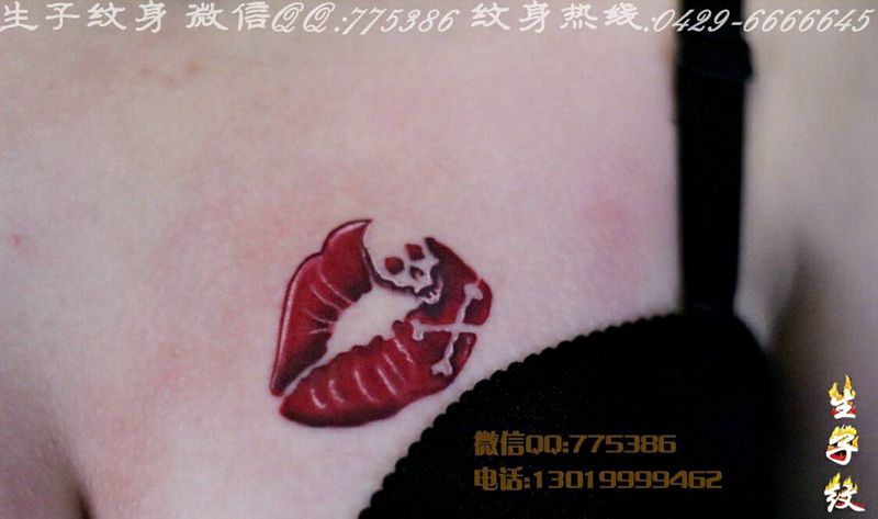 性感 嘴唇纹身图片_胸部纹身图案