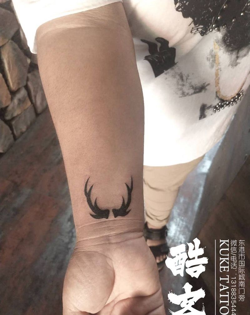 手腕鹿角纹身图片