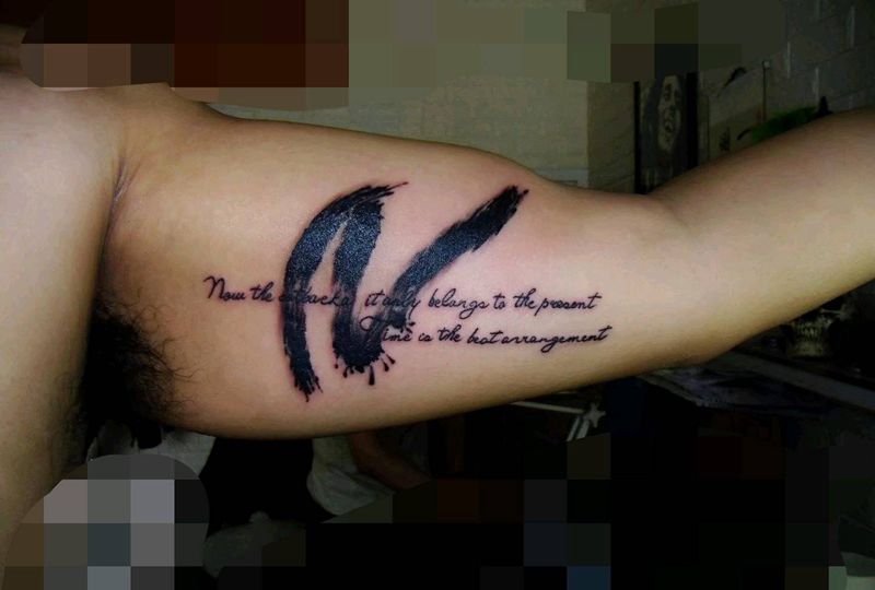 水墨英文纹身图片_手臂水墨花体字女师鲅鱼圈悦染馆纹身图案