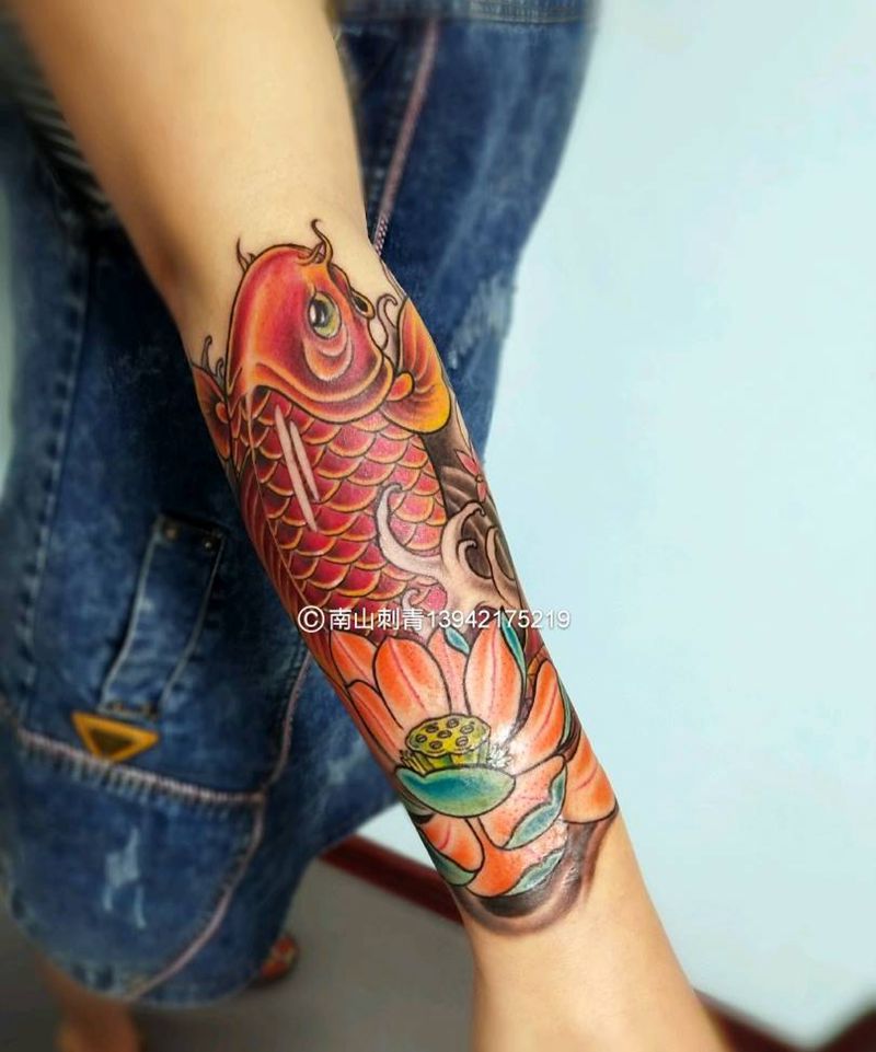 锦鲤纹身图片_手臂手部新传统老传统鲤鱼荷花纹身图案
