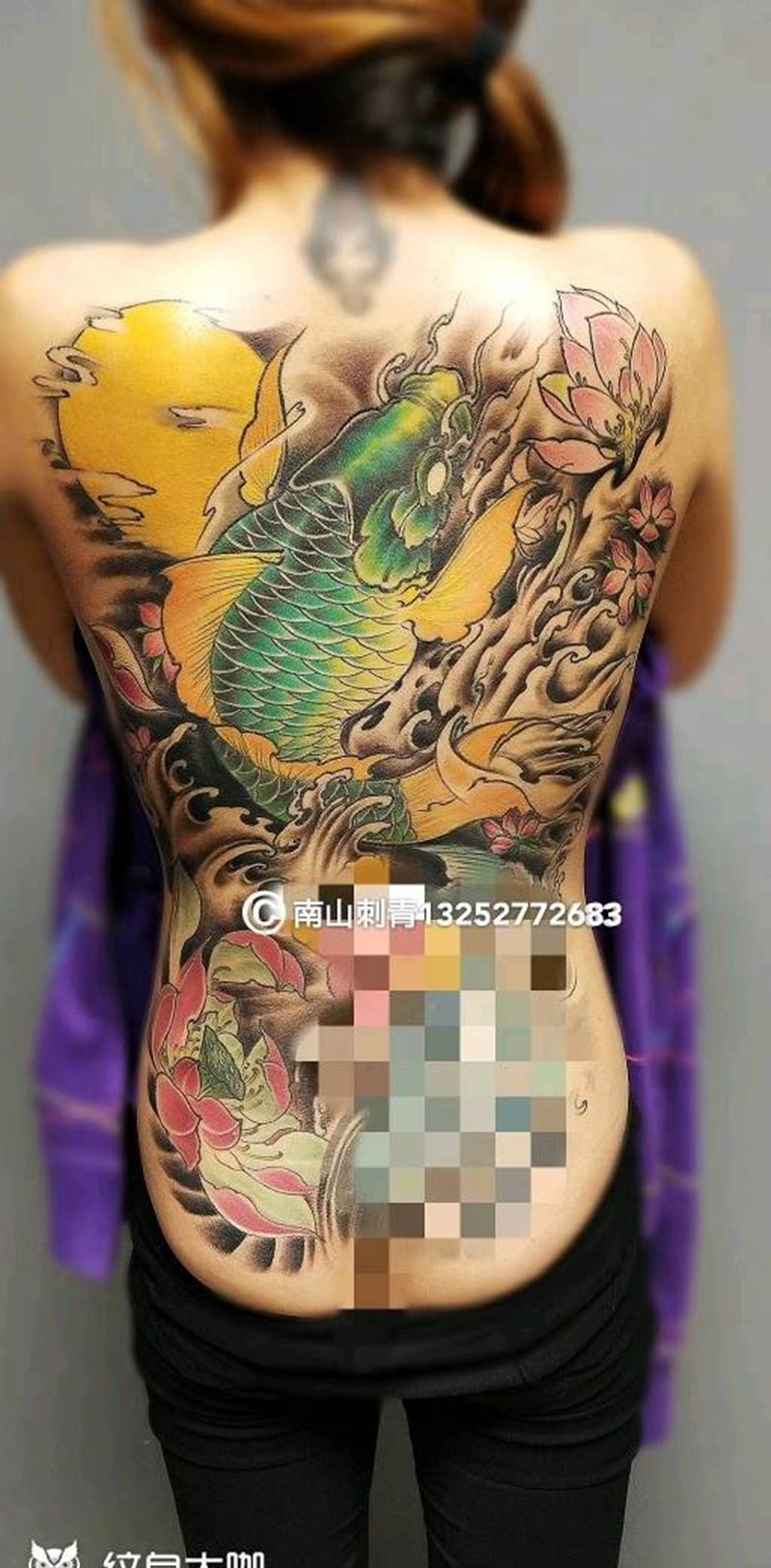 锦鲤纹身图片_背部腰部老传统新传统鲤鱼荷花纹身图案