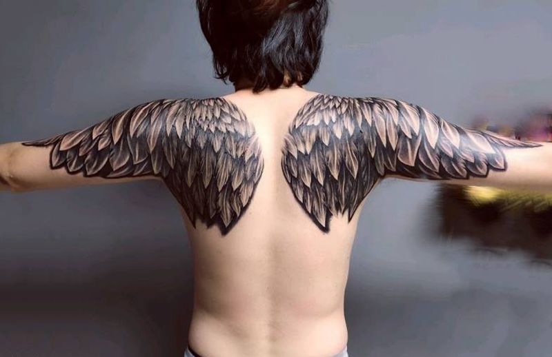 翅膀纹身图片_背部胸部点刺欧美写实翅膀纹身图案
