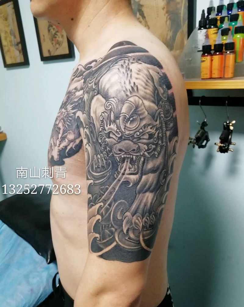 半甲 龙 貔貅纹身图片_肩部手部新传统老传统纹身图案