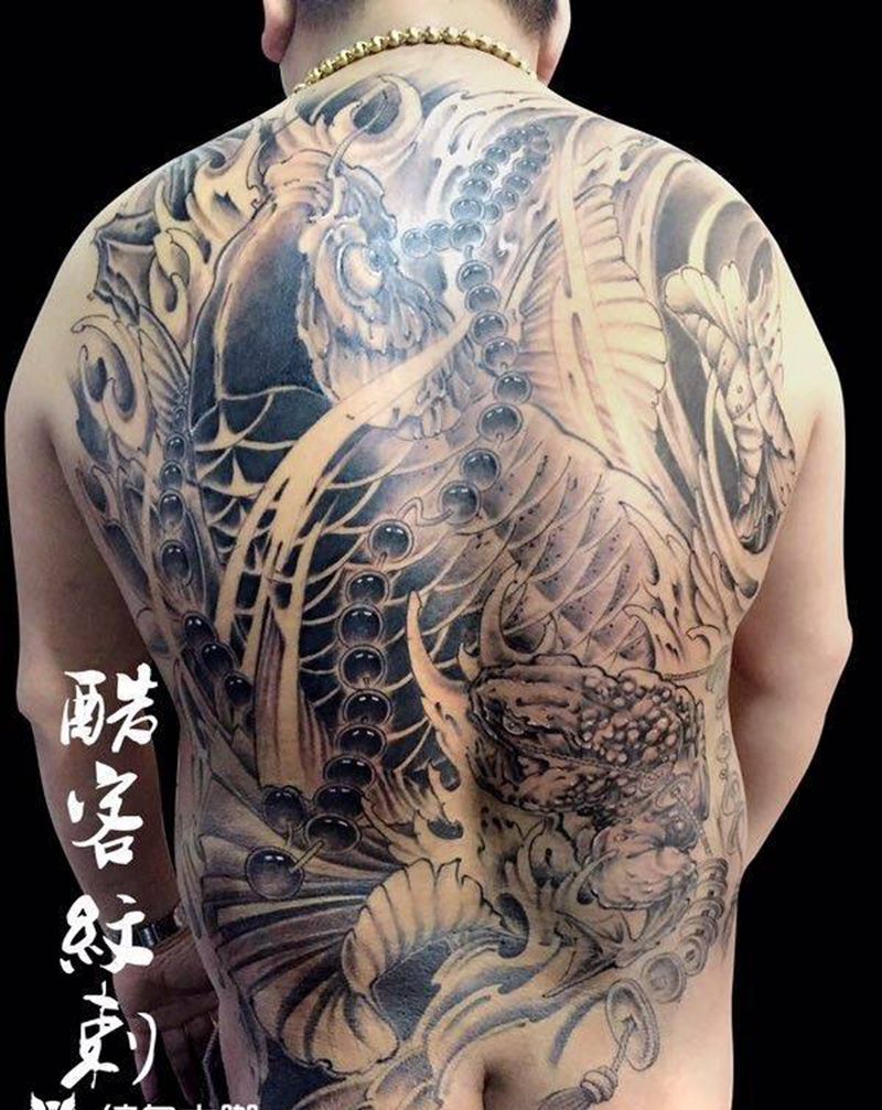 满背鲤鱼纹身图片