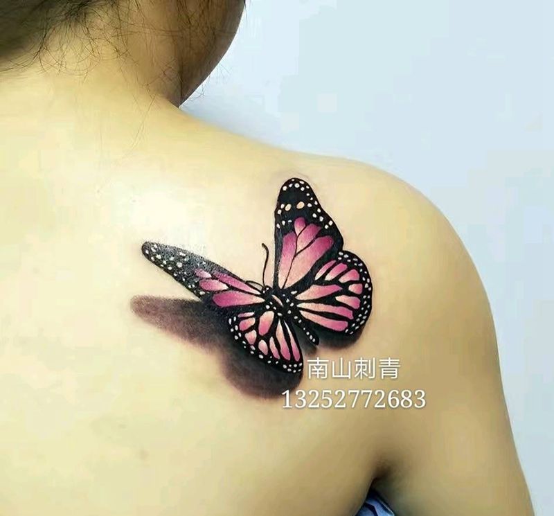 3d蝴蝶纹身图片_背部肩部Old School欧美写实纹身图案