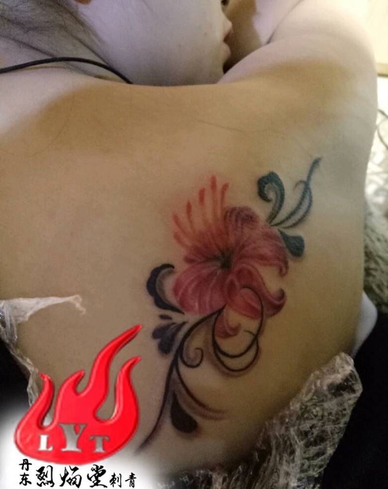 花朵纹身图片_背部写实植物成品纹身图案