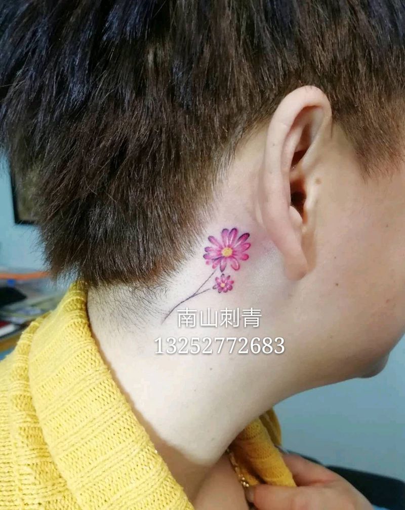 小小花纹身图片_颈部肩部新传统水墨纹身图案