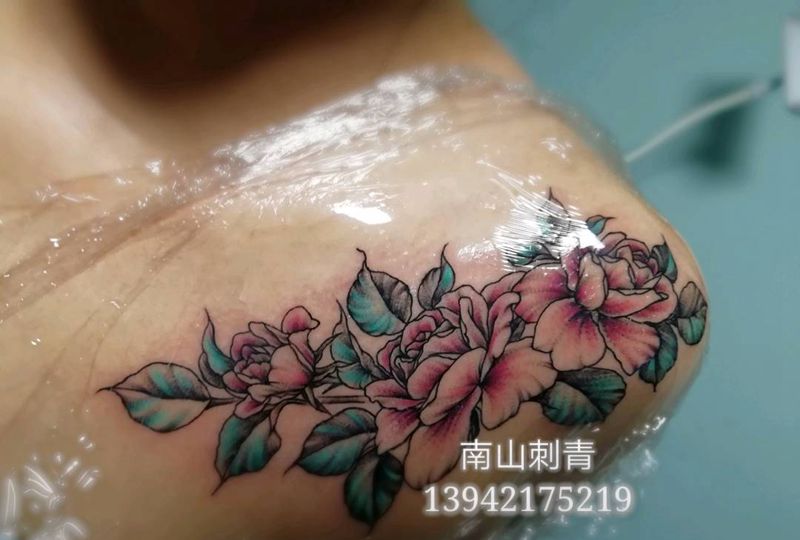 素花纹身图片_胸部肩部点刺水彩纹身图案