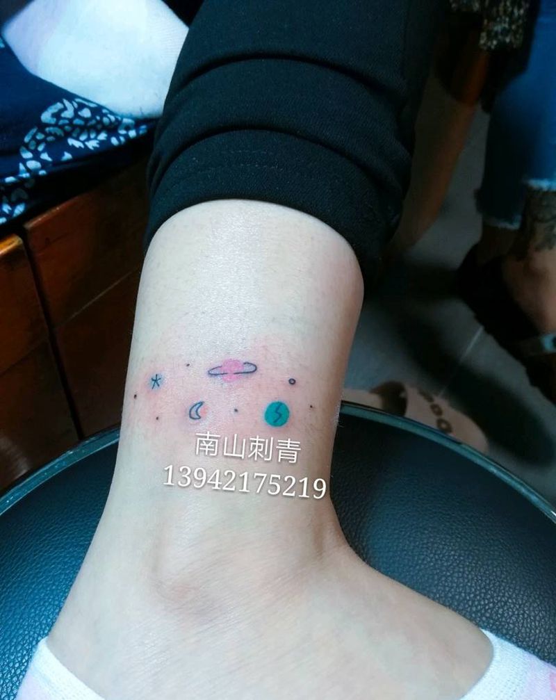 小小图纹身图片_腿部脚部几何点刺纹身图案