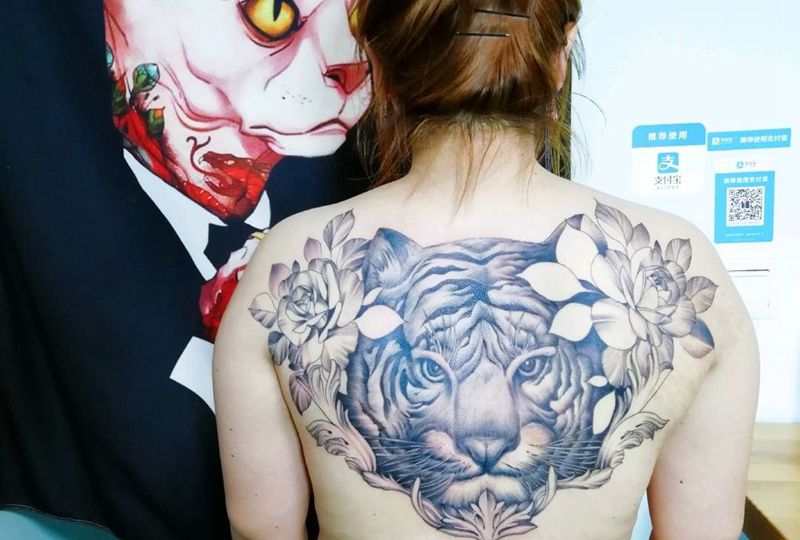 大老虎纹身图片_背部腹部点刺几何半背纹身图案