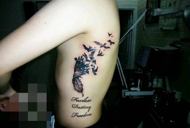 写实羽毛纹身图片_腰部欧美写实New School女师鲅鱼圈悦染馆纹身图案