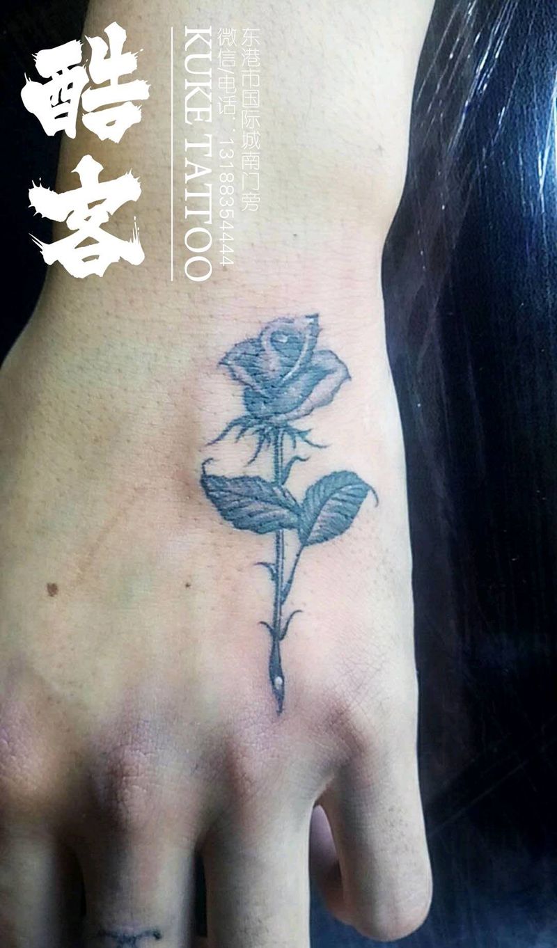 手背花纹身图片