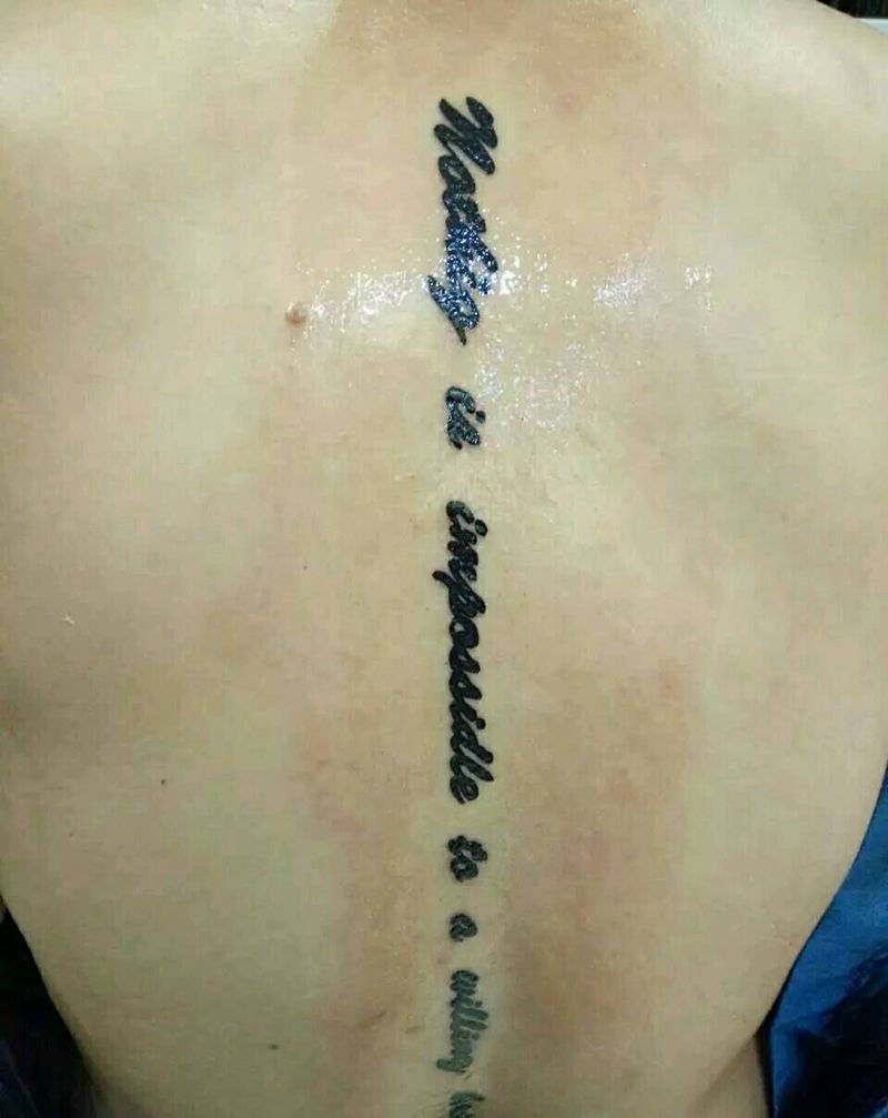 脊椎字母纹身图片