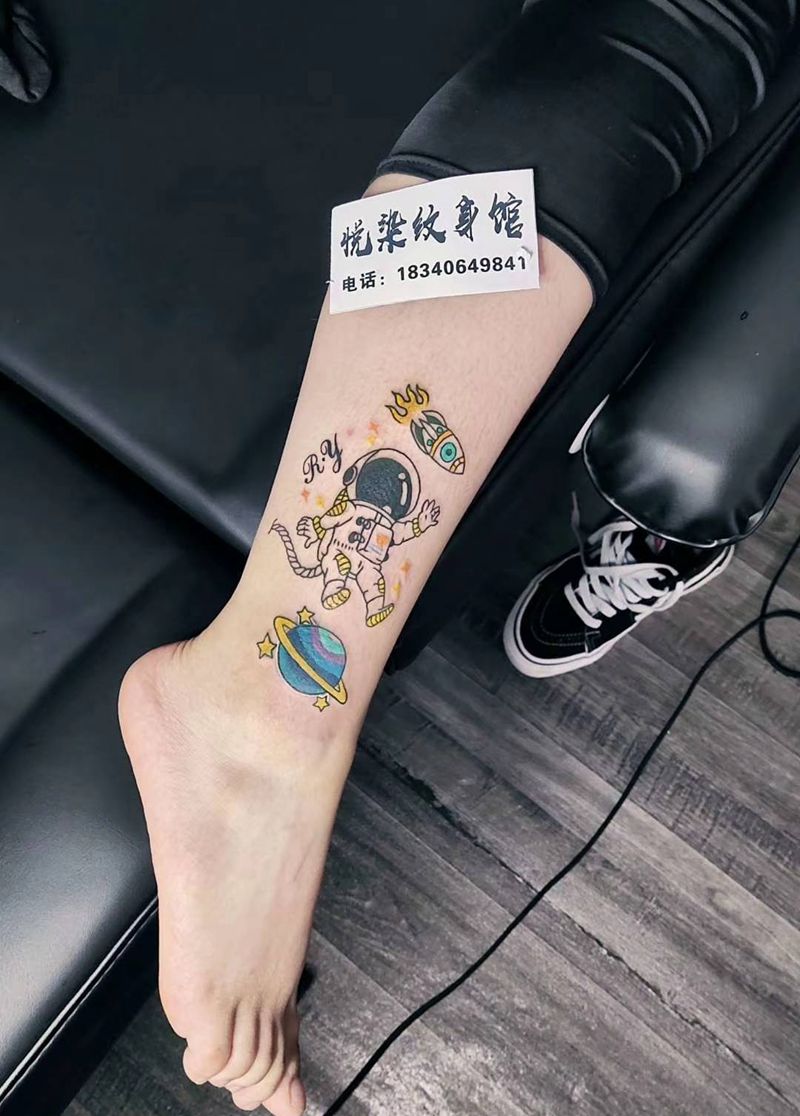 宇航员纹身图片_腿部小清新星球宇航员纹身图案