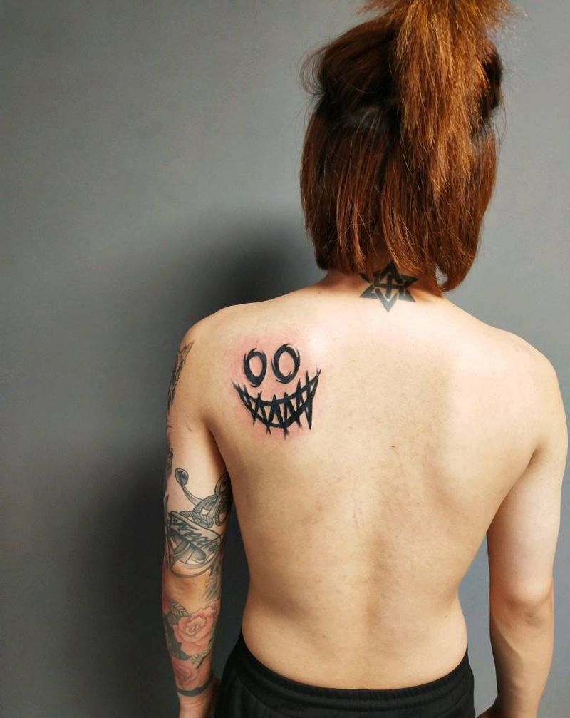 恶魔的微笑纹身图片_背部臀部图腾点刺纹身图案