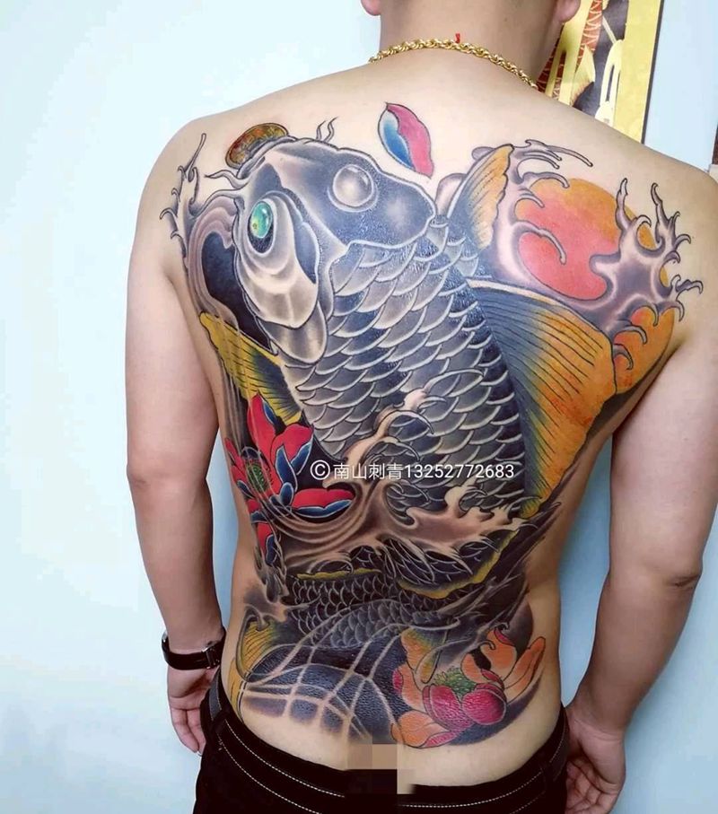 满背大鲤鱼纹身图片_背部老传统新传统满背鱼纹身图案