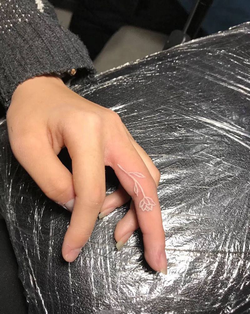 白色小花纹身图片