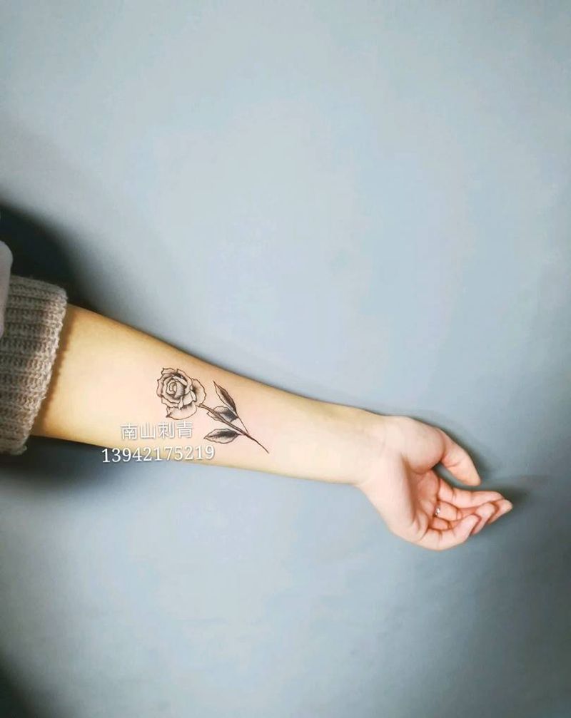 小花纹身图片_手部手臂点刺纹身图案