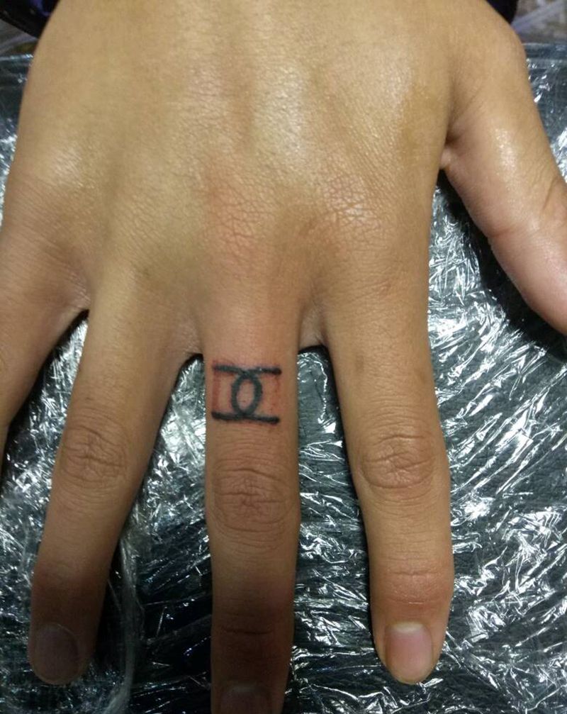 香奈儿图标纹身图片_手部清新图腾成品纹身图案