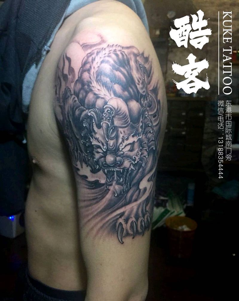 大臂貔貅纹身图片