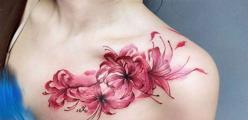彼岸花纹身图片_胸部腹部水彩水墨纹身图案