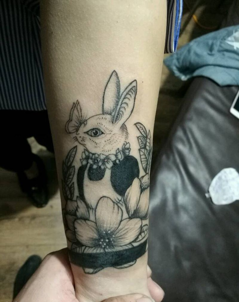 黑色部分是为了遮盖以前的字母纹身图片