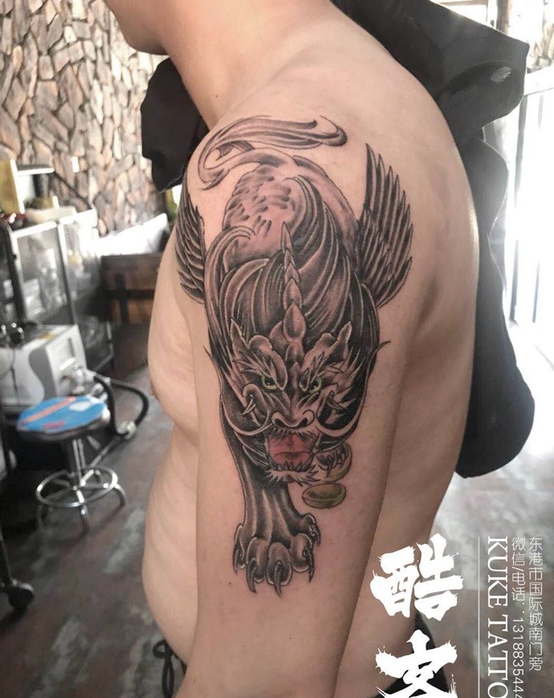 大臂貔貅纹身图片