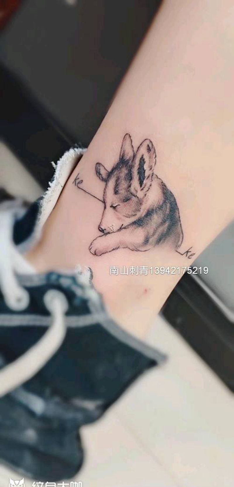 “你用一生伴我，我用一世念你”纹身图片_腿部脚部欧美写实点刺宠物纹身图案