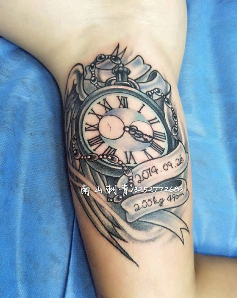 怀表纹身图片_手部肩部Old School欧美写实怀表纹身图案