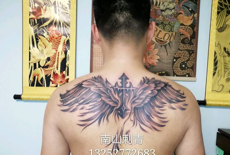 翅膀纹身图片_背部腹部欧美写实Old School翅膀纹身图案