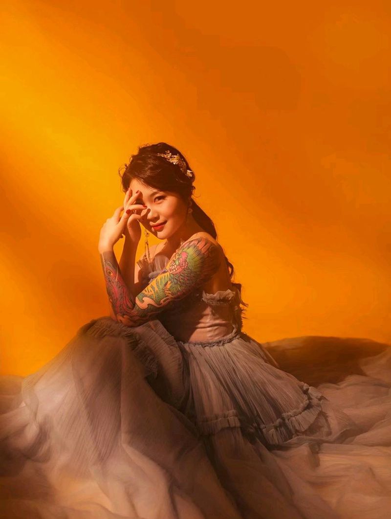 我是纹身师～悦染纹身图片_手臂新传统鲅鱼圈女师凤凰花臂纹身图案