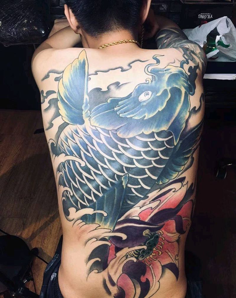 鱼纹身图片_背部纹身图案