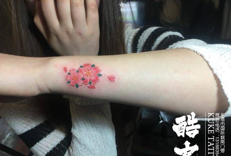 彩色小花纹身图片