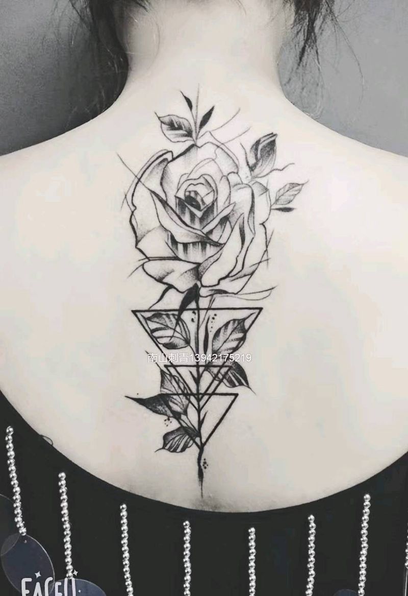 一朵花纹身图片_颈部背部点刺几何脊柱纹身图案
