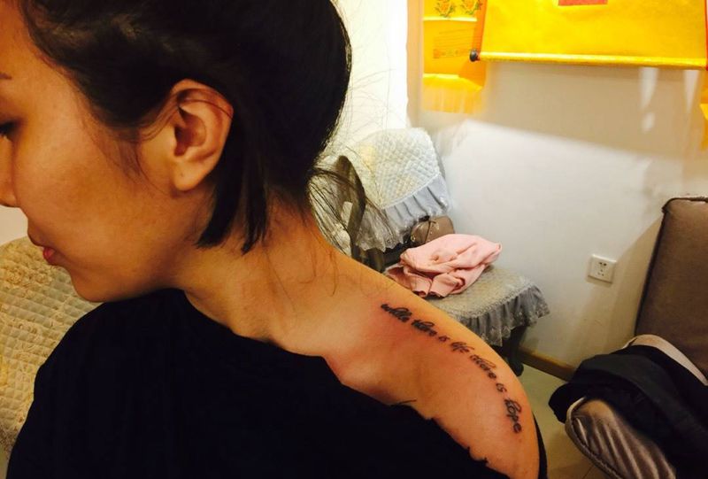 肩膀字幕纹身图片