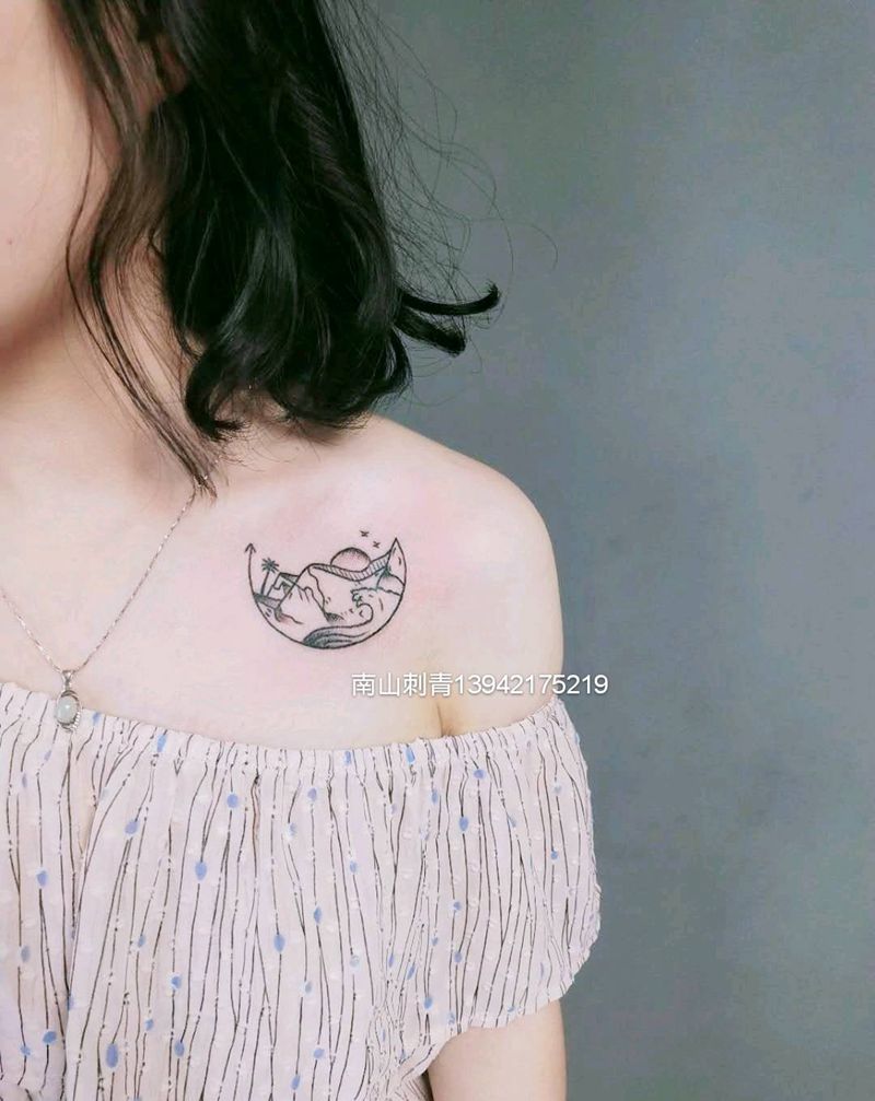 几何纹身图片_胸部肩部几何点刺美女纹身图案