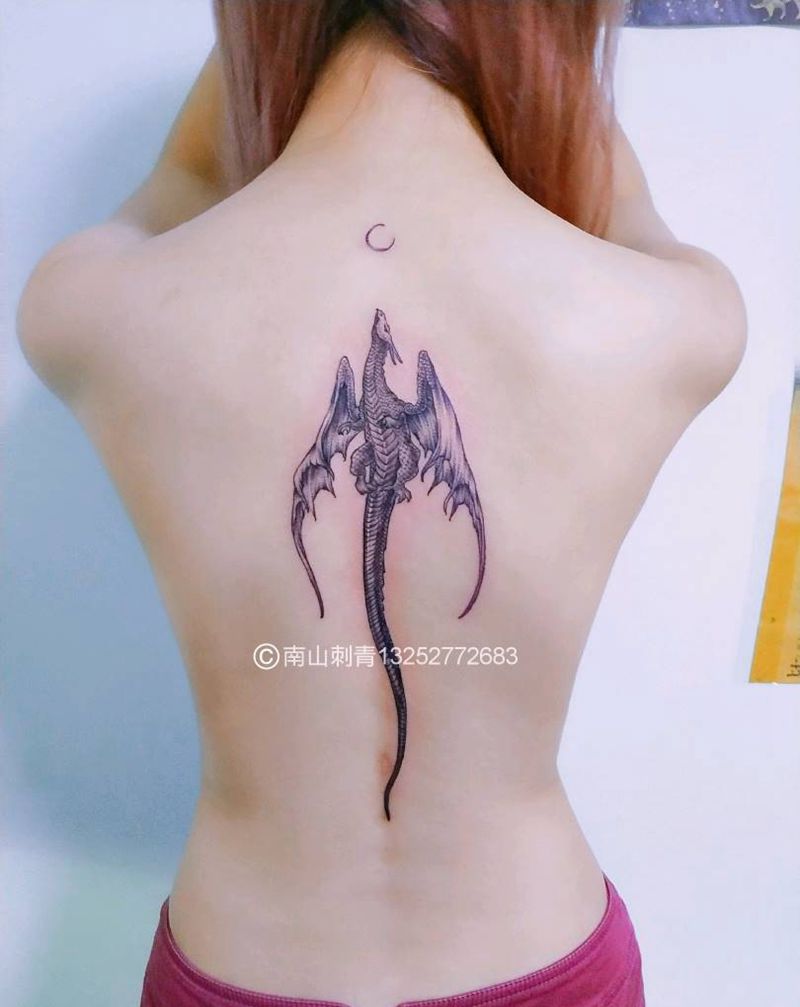 小小龙纹身图片_背部腹部欧美写实几何花壁龙女生满背纹身图案