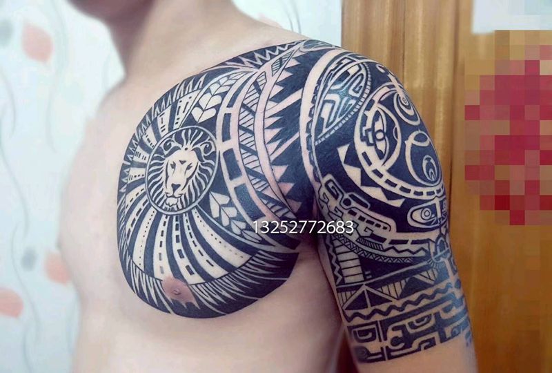 图腾半甲纹身图片_胸部肩部图腾几何纹身图案