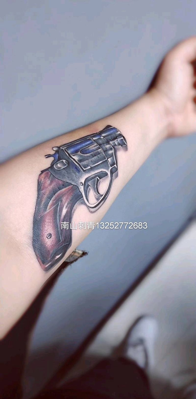 revolver遮盖纹身图片_手部手臂Old SchoolNew School纹身图案