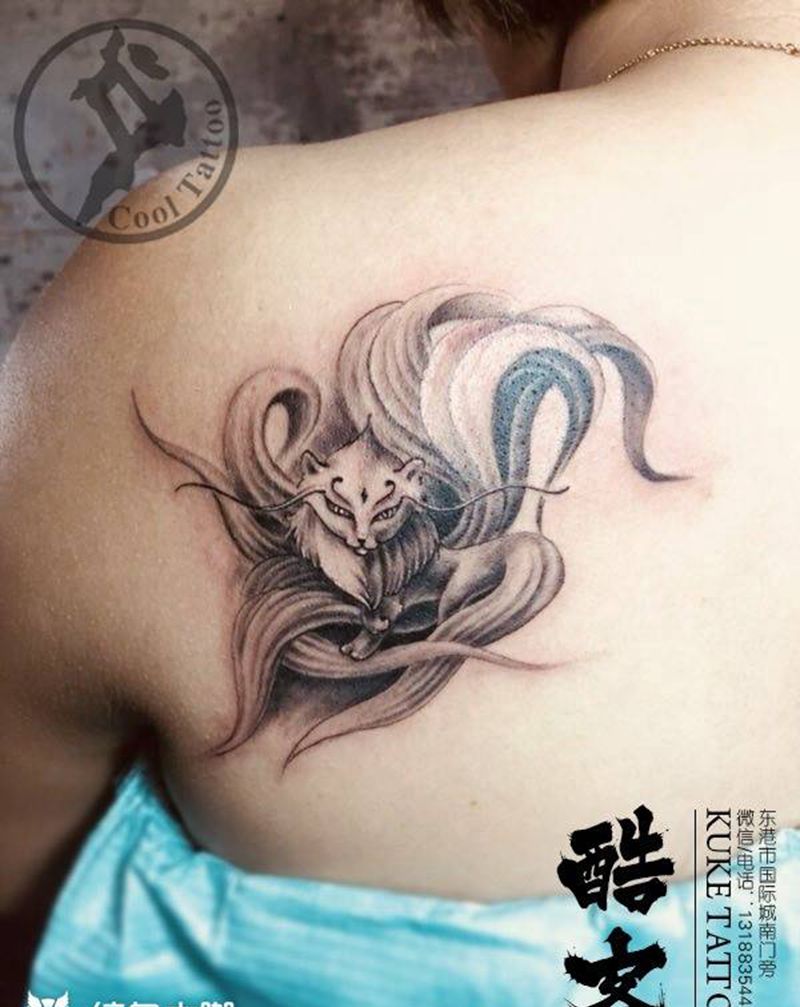 后肩九尾狐纹身图片