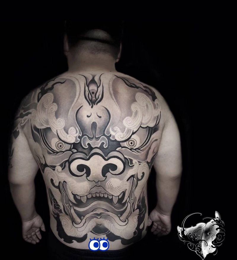 满背唐狮纹身图片