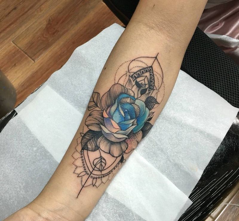 美女一次做了两个图纹身图片