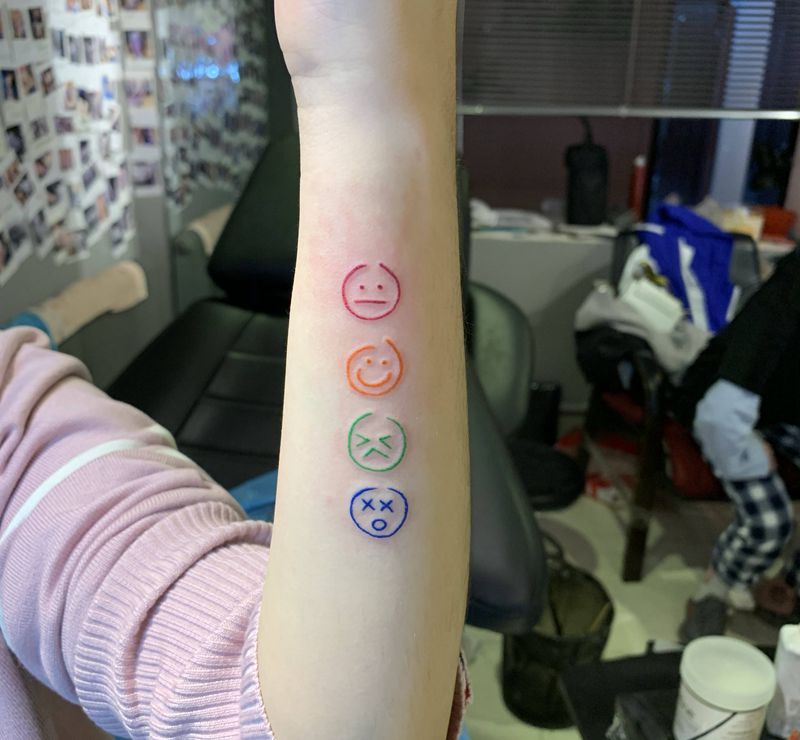 脸纹身图片_手部水彩纹身图案