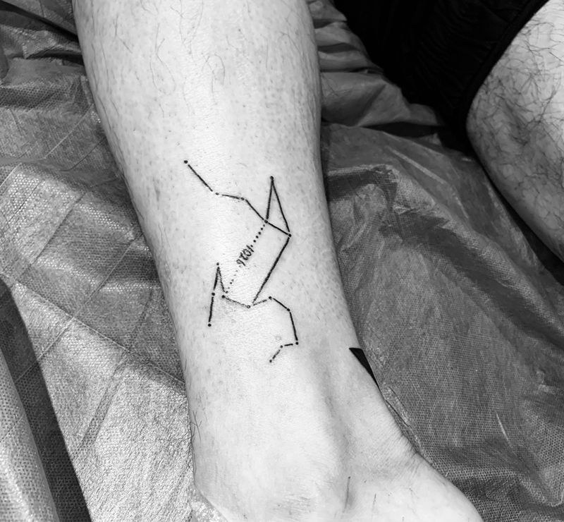 星座纹身图片_腿部几何纹身图案