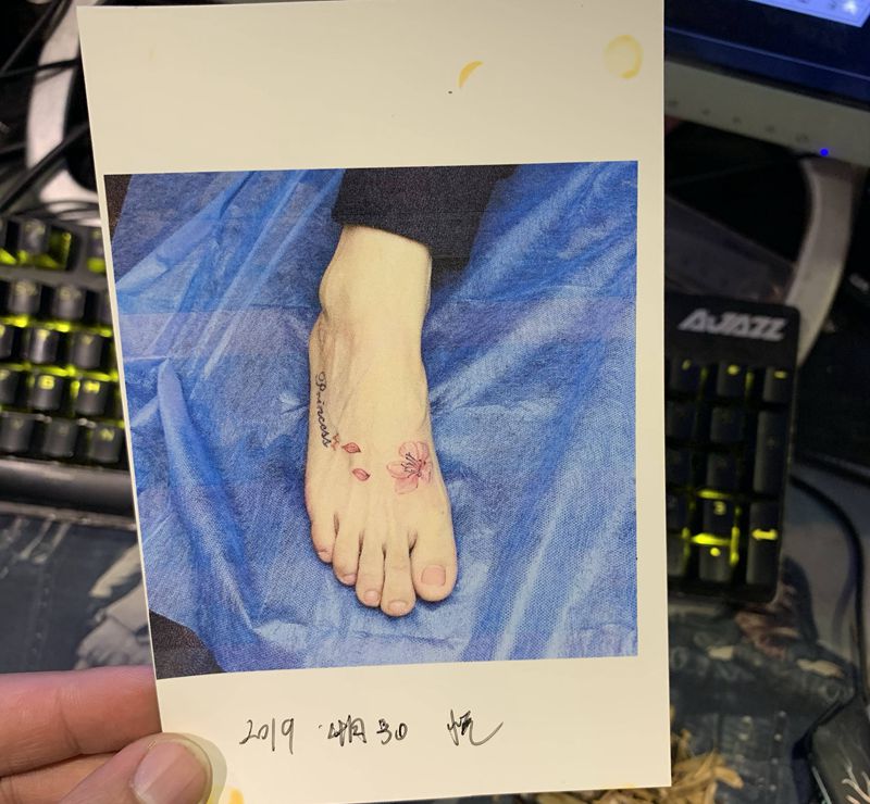 花纹身图片_脚部水彩纹身图案