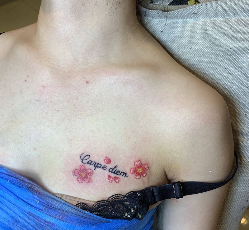 花纹身图片_肩部水彩纹身图案